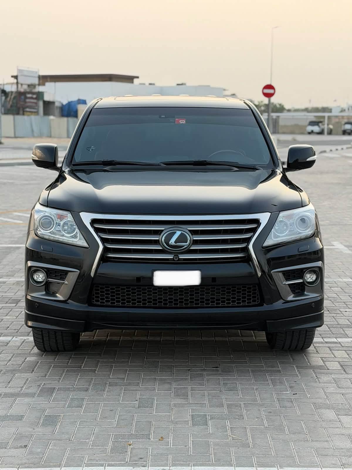 للبيع استيشن لكزس Lx570 موديل 2014 خليجي