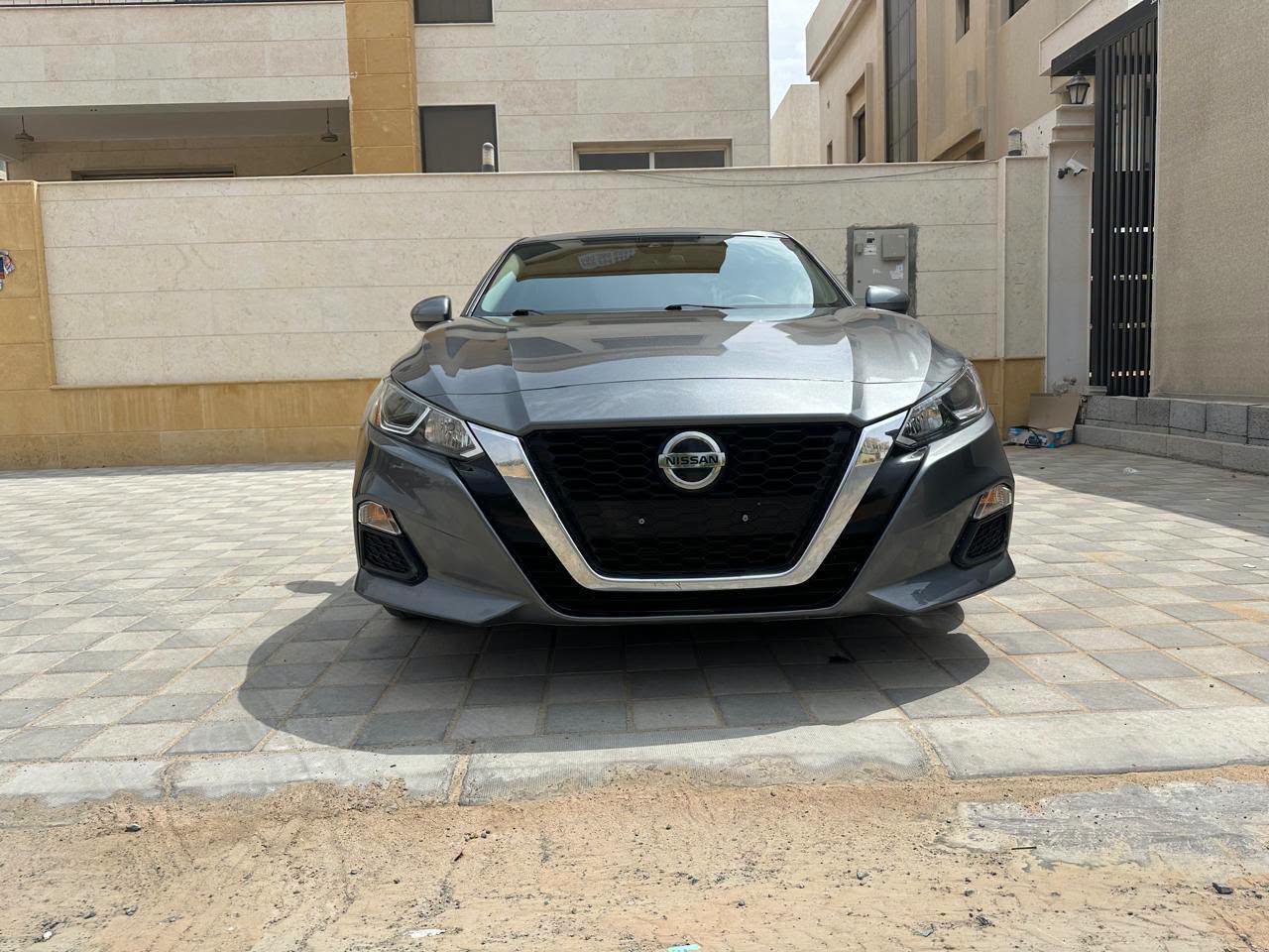 نيسان التيما 2022اللون الجري المميز